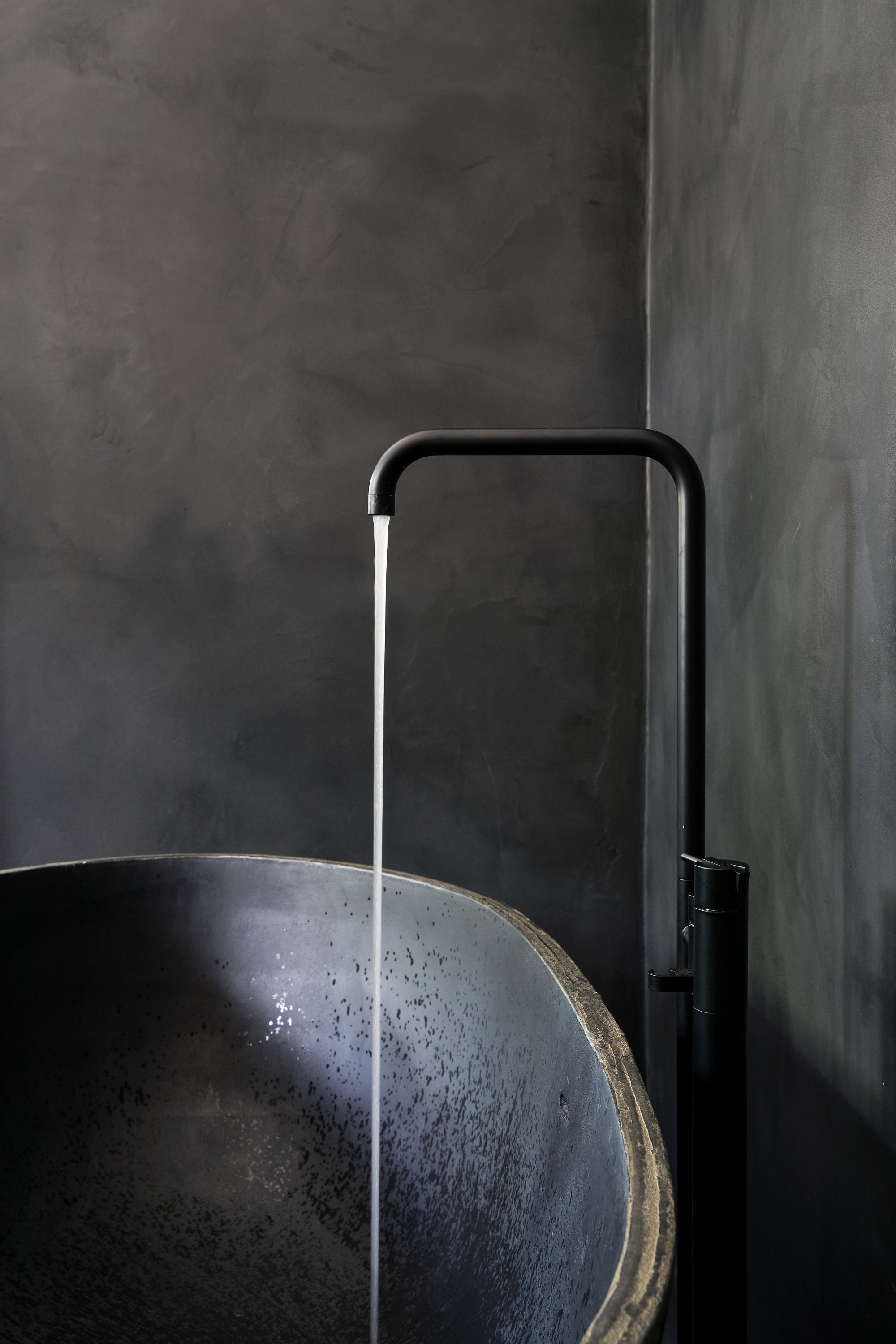 Aqua Sensa black bathroom
