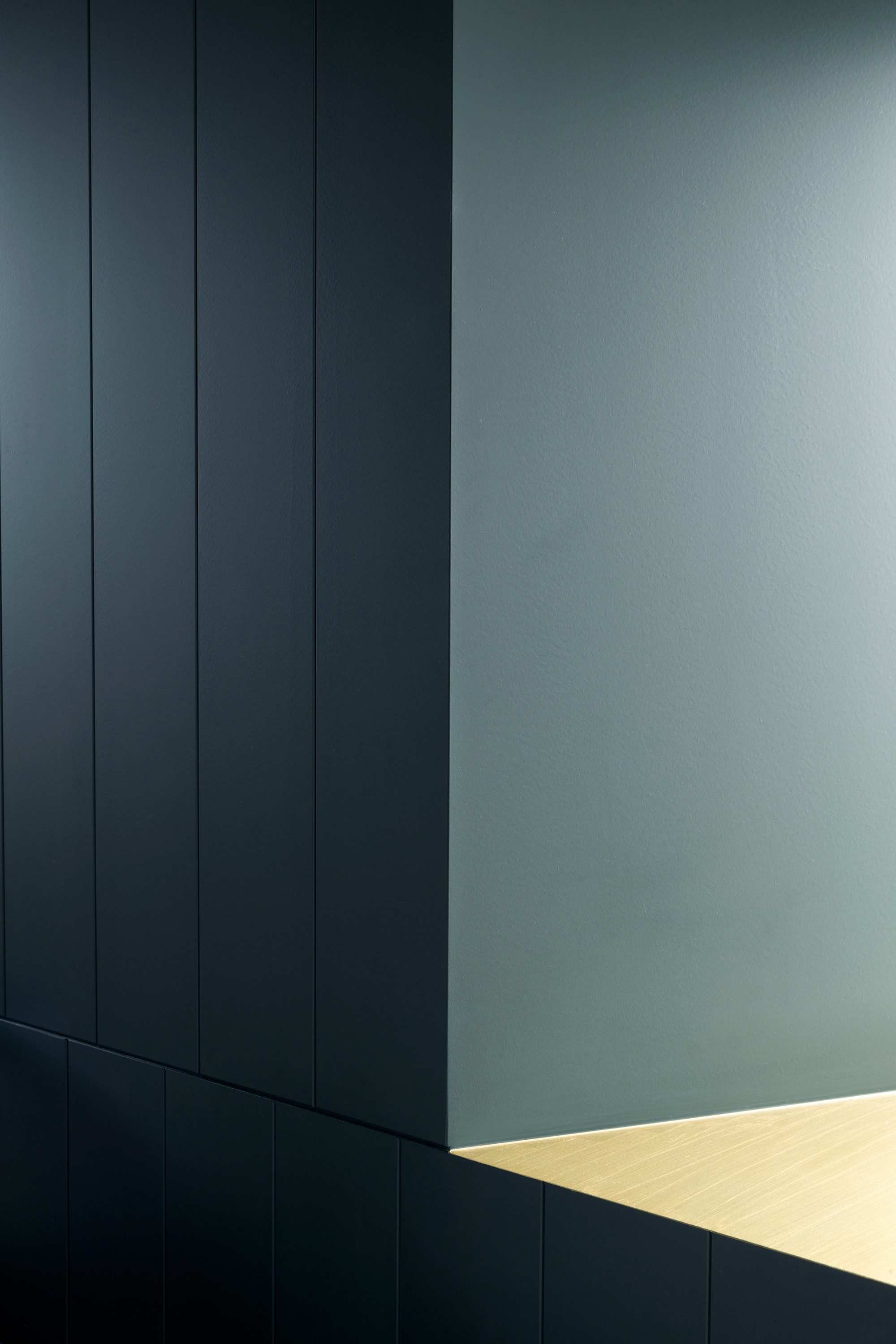 Metallic chic brush grey blue walls