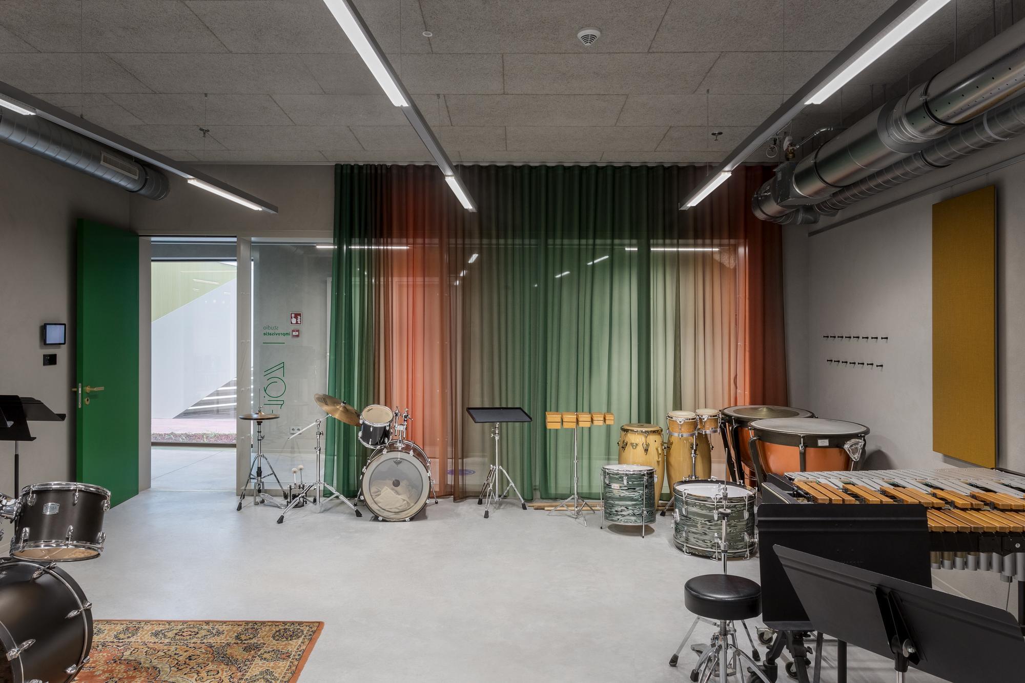 artaa school tusk grey