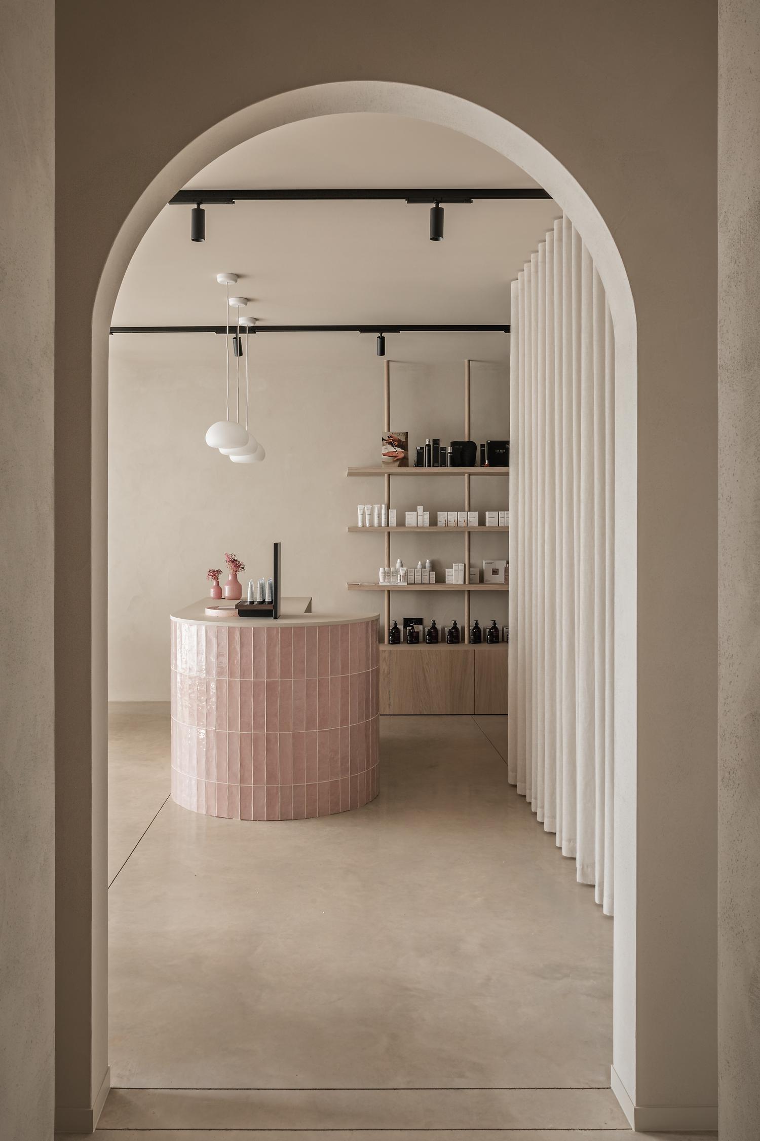 instituut babette wall curve claystuc beige